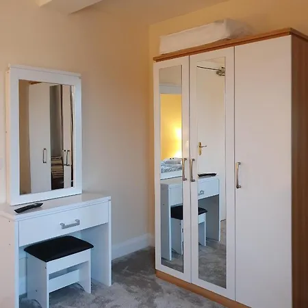 The Bowers Bar & Restaurant Hotel *