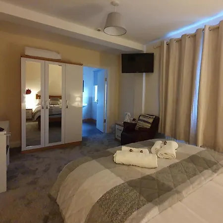 The Bowers Bar & Restaurant Hotel *