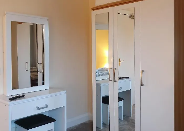 The Bowers Bar & Restaurant Hotel *