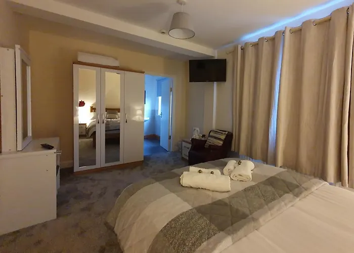 The Bowers Bar & Restaurant מלון *